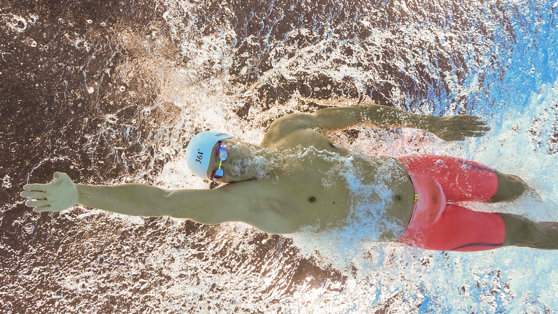 莱万多夫斯基在RNG比赛中险胜,出色发挥引发热议!热度持续攀升